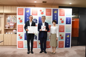 感謝状を贈呈された佐々木様、櫻田市長、夕美子夫人
