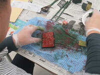 津軽塗研ぎ出し体験の様子