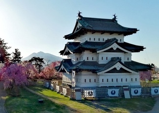 本丸へ移転中の弘前城天守