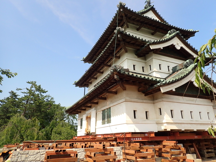 6メートル移動後の天守と仮天守台(写真左下が仮天守台西端)の画像