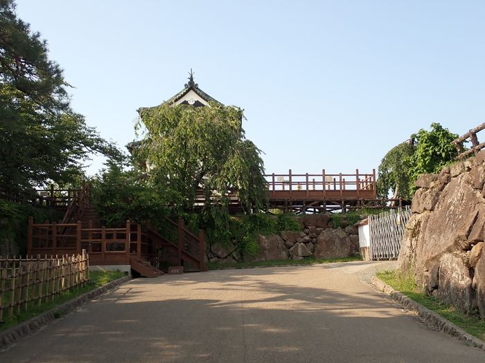 本丸南から撮影した天守(6メートル移動)の画像