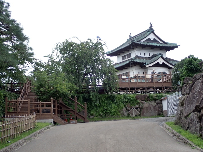 本丸南側から撮影した1次回転後の天守の画像