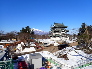 曳戻し先（天守台）から撮影した本丸と岩木山の画像