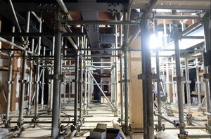 仮補強鉄骨解体用仮設足場組立状況の画像