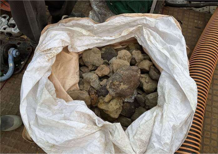 巨礫層の礫(天守台天端から深さ約11.8メートル下)の画像 巨礫層の礫(天守台天端から深さ約11.8メートル下)の画像
