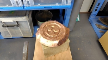 木部への銅板巻きつけ・整形の様子の画像