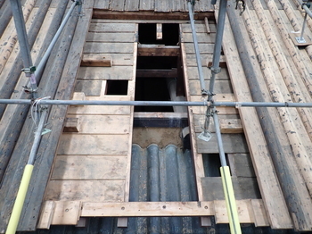 屋根下地解体後の2階南面被災箇所の画像