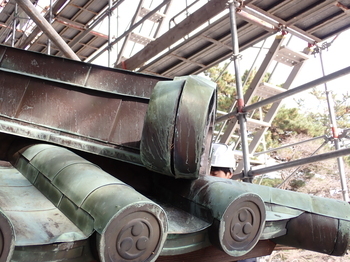 北の郭北門2階隅棟鬼板（横から）