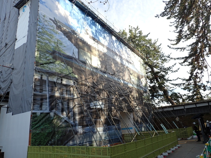 城門シートに張り替えた北の郭北門(北西から)の画像