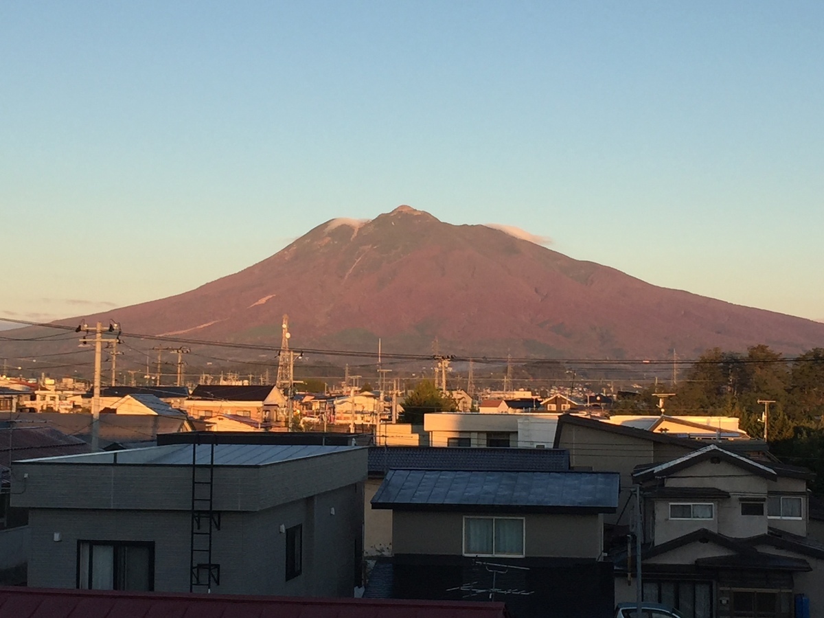 第二中学校から見る岩木山