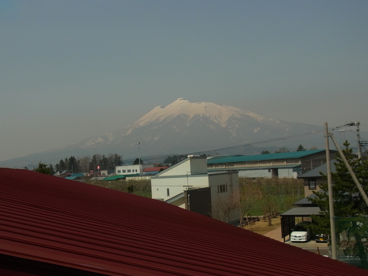 北辰中学校から見る岩木山