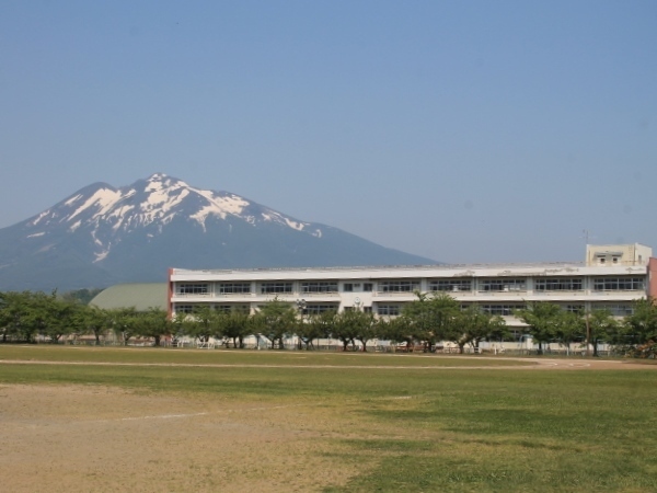 岩木小学校から見る岩木山