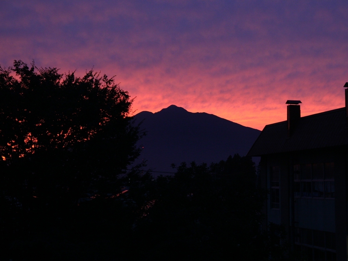 時敏小学校から見る岩木山
