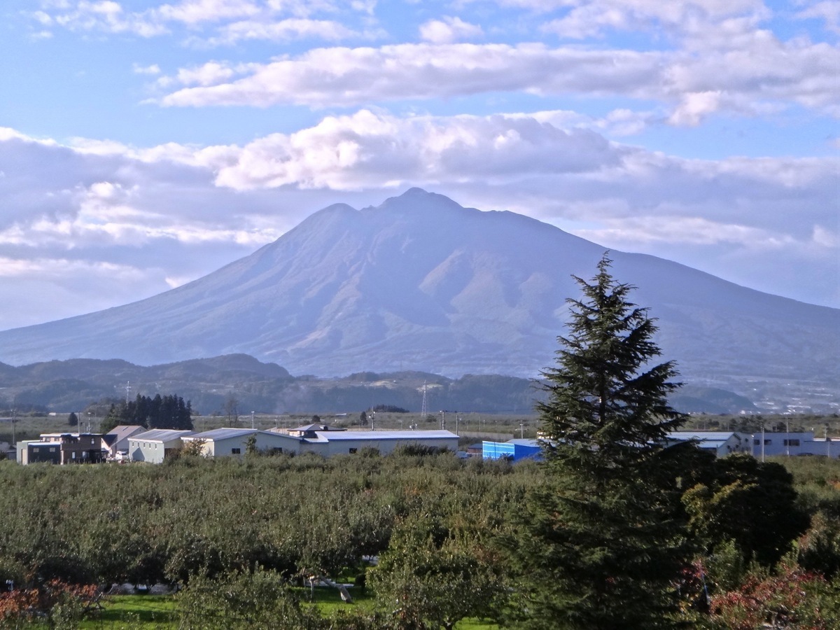 小沢小から見る岩木山
