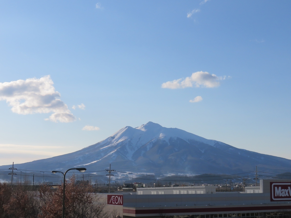 西小学校から見る岩木山
