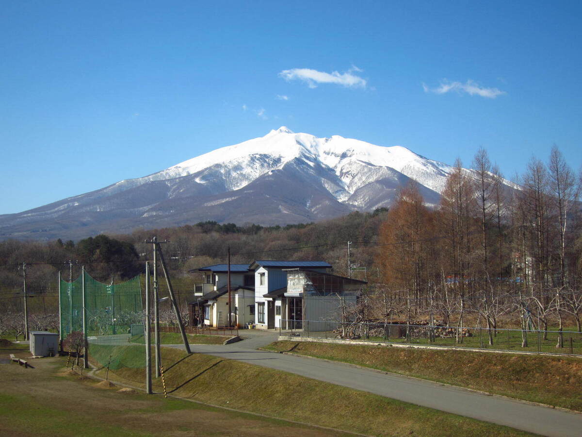 裾野中学校から見る岩木山