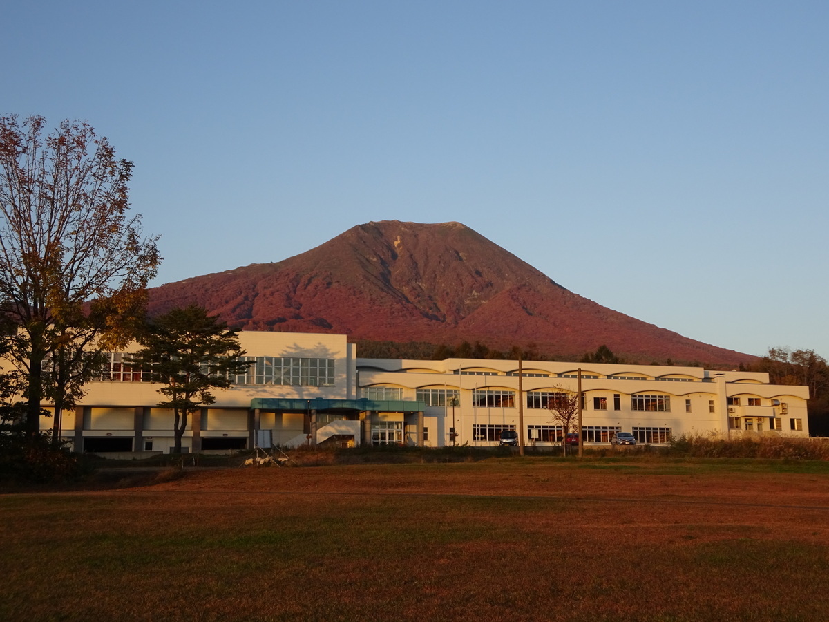 常盤野小・中学校から見る岩木山