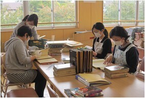 学校図書室での図書整理ボランティア