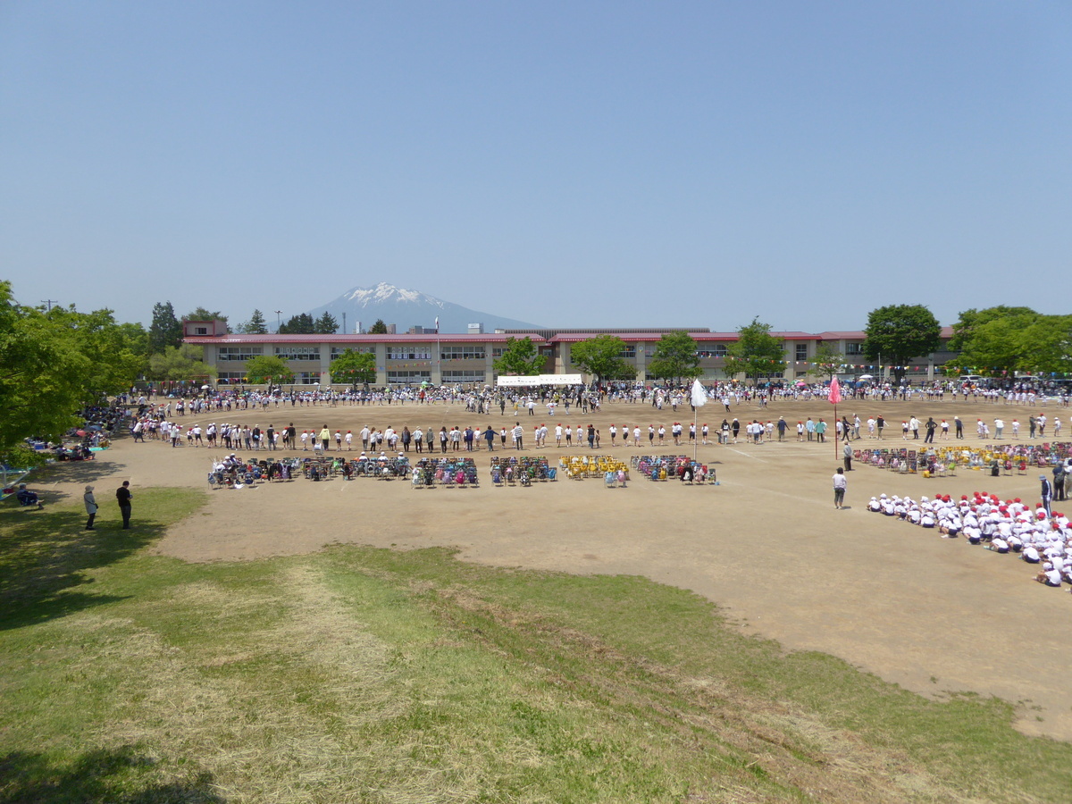 豊田小学校から見る岩木山